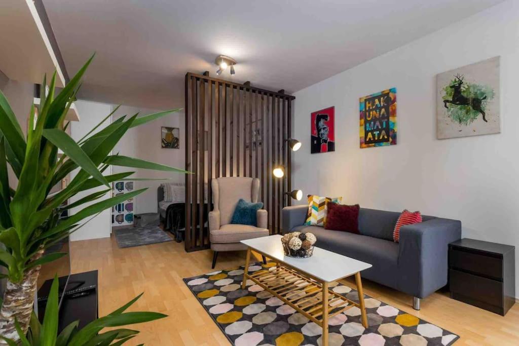 Spacious With Private Car Park & Balcony Appartamento Budapest
