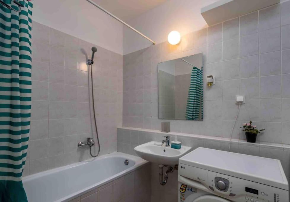 Appartamento Spacious With Private Car Park & Balcony Budapest
