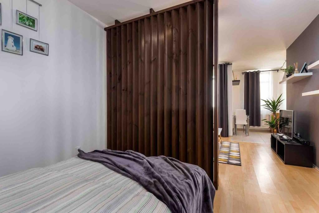 Spacious With Private Car Park & Balcony Appartamento Budapest