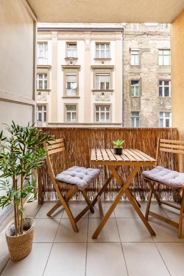 Spacious With Private Car Park & Balcony Appartamento Budapest
