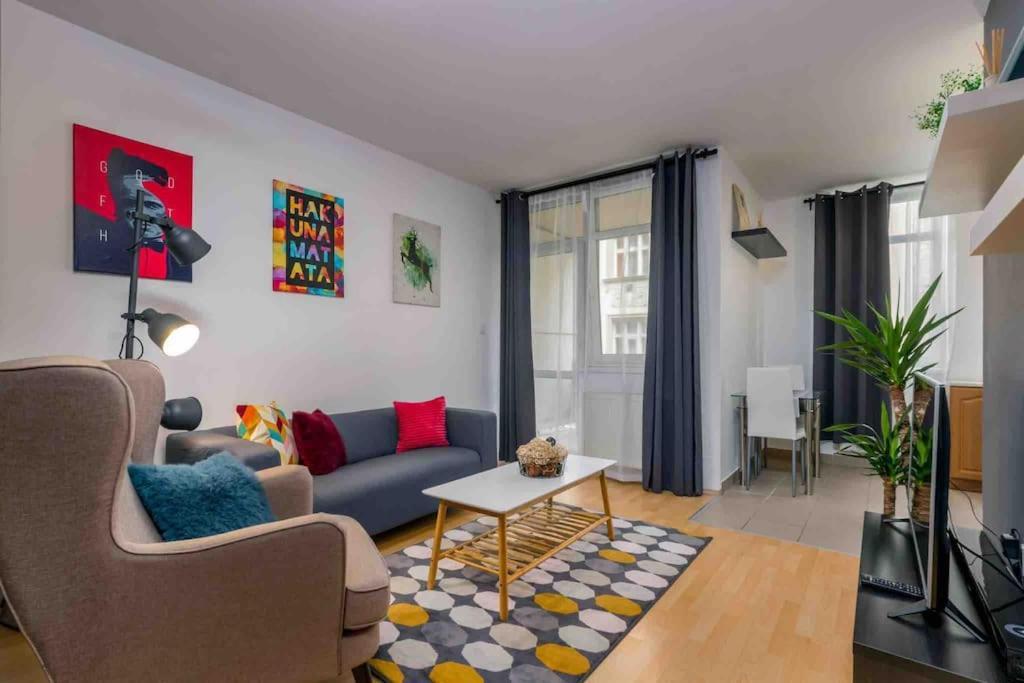 Spacious With Private Car Park & Balcony Apartament *